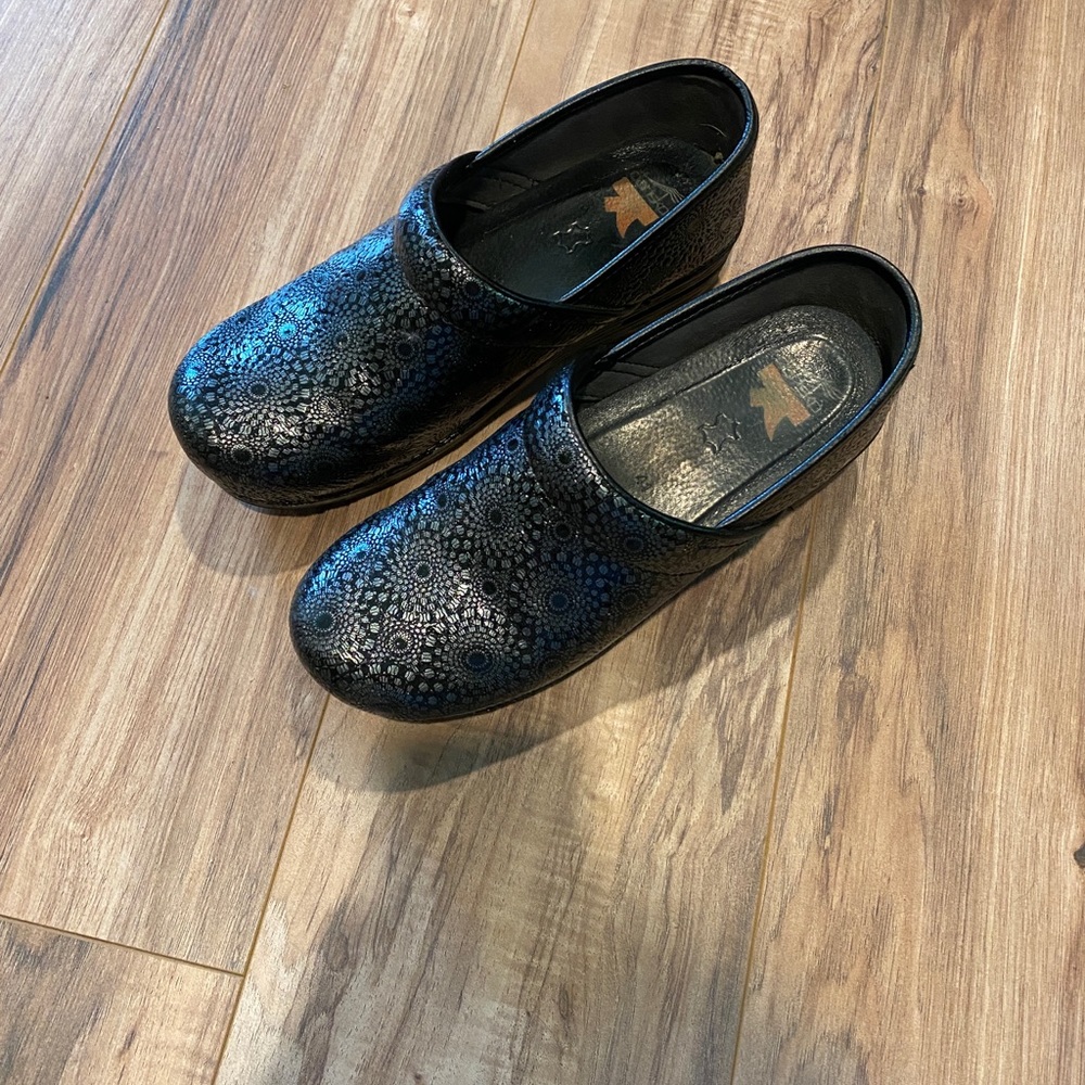 Like new Dansko clog shoes size 41 or 9.5/10